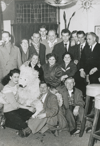 876481 Groepsportret van enkele stamgasten van café Dikke Dries (Waterstraat 32) in Wijk C te Utrecht, bij een ...